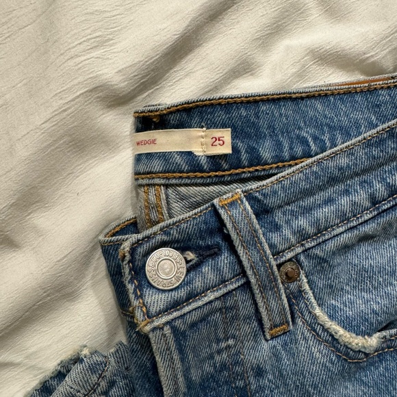Levi’s | Wedgie Straight Jeans - Picture 2 of 3